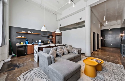 North Oakland Apartment | Hillman Cancer Center/Children Hospitals Sleeps 6