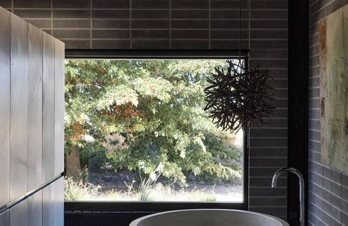 Metcalfe House | HILLPLAINS HOUSE + COTTAGE - 100% OFF GRID LUXURY