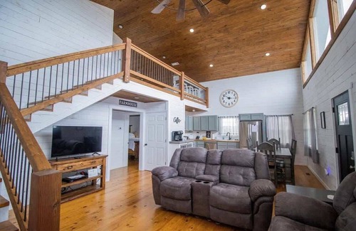 Compton House | Hillside Hideaway: Ozark Views Near Buffalo River