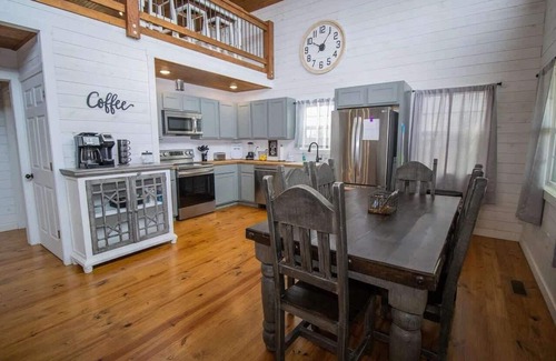 Compton House | Hillside Hideaway: Ozark Views Near Buffalo River