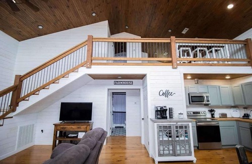 Compton House | Hillside Hideaway: Ozark Views Near Buffalo River