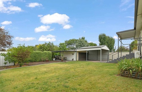 Bletchington House | Hillside House - Newly Renovated 1950s Home, Pets