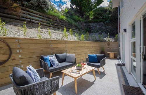 Queenstown City Centre Apartment | Hillside Villa 2 – Modern 2BR Walk to Town & A/C