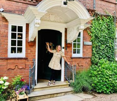 Pontefract House | Hillthorpe Manor by Maison Parfaite - Large Country House with Hot Tub
