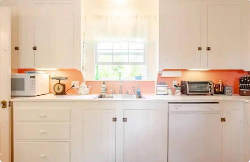 Waldoboro Apartment | Hilltop 5BR Retreat, 3 showers, BBQ, Fire Pit, Decks & Space to Gather