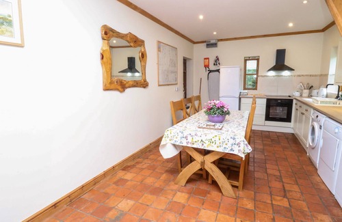 Leadenham Cottage | HILLTOP BARN, pet friendly, character holiday cottage in Welbourn