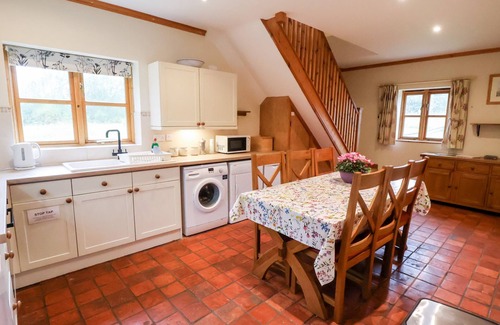 Leadenham Cottage | HILLTOP BARN, pet friendly, character holiday cottage in Welbourn
