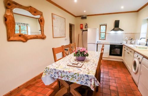 Leadenham Cottage | HILLTOP BARN, pet friendly, character holiday cottage in Welbourn