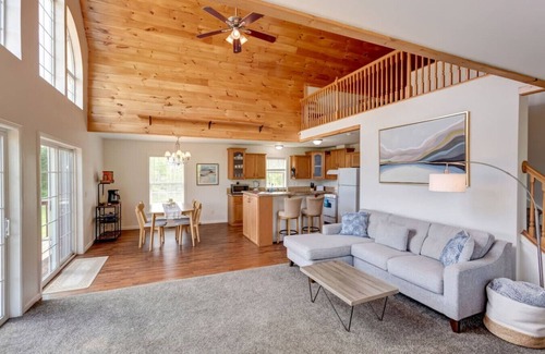 Walton House | Hilltop Country Home with Panoramic Views – Peaceful and Private Retreat