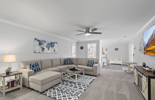 Lakeview Apartment | Hilltop Haven1-King bed basement apartment w/ full kitchen w/ FAST Wi-Fi.