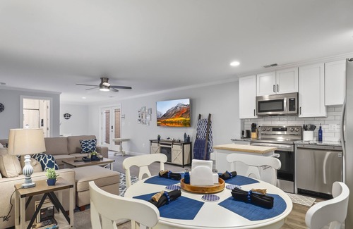 Lakeview Apartment | Hilltop Haven1-King bed basement apartment w/ full kitchen w/ FAST Wi-Fi.