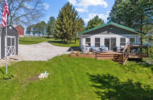 Markesan Cottage | Hilltop Hideaway on Big Twin Lake, minutes from Green Lake attractions.