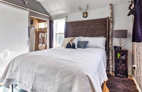 Manitoulin District Apartment | Hilltop Luxe