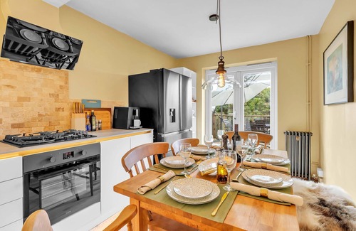 Plumpton Green House | Hillview House | By My Getaways