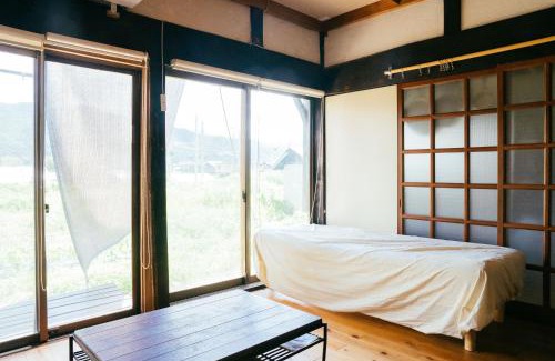 Tatsuno House | hinatabocco guesthouse kominka Twin room bed