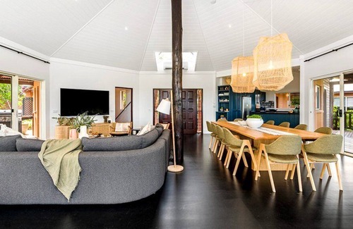 Newrybar House | Hinter Lodge - (With Ocean Views)