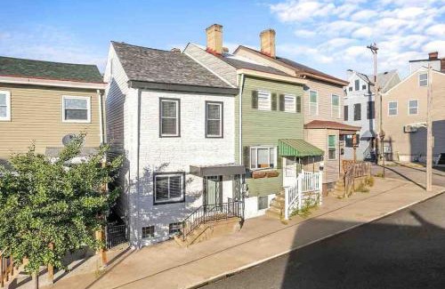 Lawrenceville House | Hip and Bright Lawerenceville 2 Bed Easy Parking