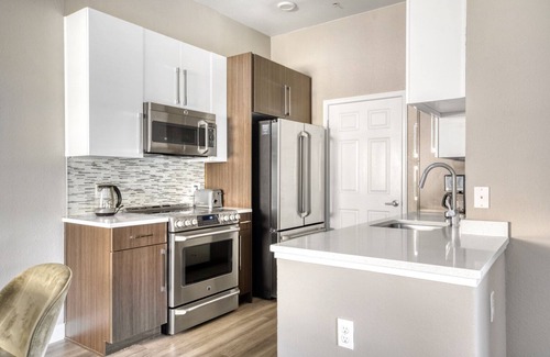 Sunnyvale Apartment | Hip Sunnyvale 1BR w/W/D, Pool & Gym, nr Googleplex, by Blueground