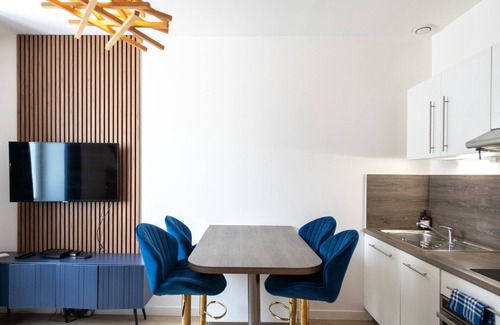 Gorge de Loup Apartment | Hirvi- recently renovated colorfoul cocoon - Valmy