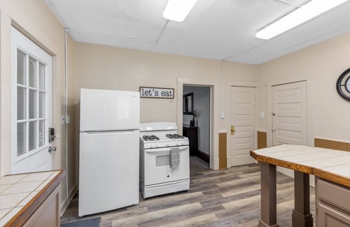 Grand Rapids House | HIstoric 4 BR Near Fulton St