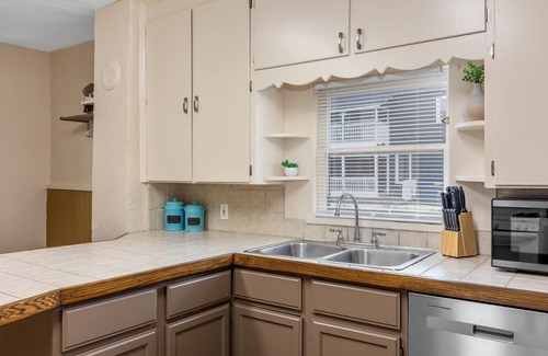 Grand Rapids House | HIstoric 4 BR Near Fulton St