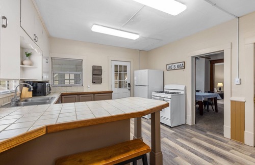 Grand Rapids House | HIstoric 4 BR Near Fulton St