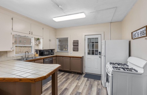 Grand Rapids House | HIstoric 4 BR Near Fulton St