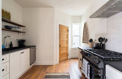 Uptown Apartment | Historic 6BR Walk to NW Shops Sleeps 12