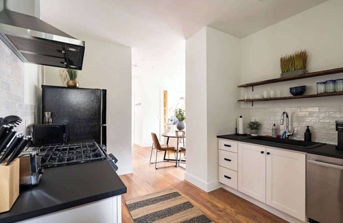 Uptown Apartment | Historic 6BR Walk to NW Shops Sleeps 12