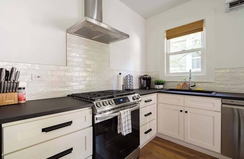 Uptown Apartment | Historic 6BR Walk to NW Shops Sleeps 12