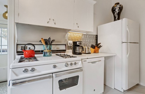 Lower Avenues Cottage | Historic Avenues Cottage-Walk Downtown!