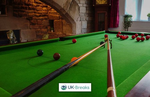 Chapel en le Frith House | Historic Bulls Head. Grade II Listed. Pet Friendly. Sleeps 12