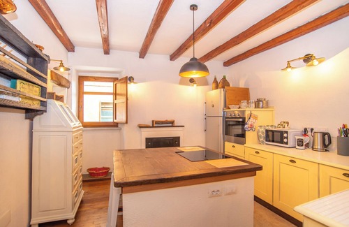 Ala Dei Sardi House | Historic, Centrally Located Holiday Home with Wi-Fi and Fireplace