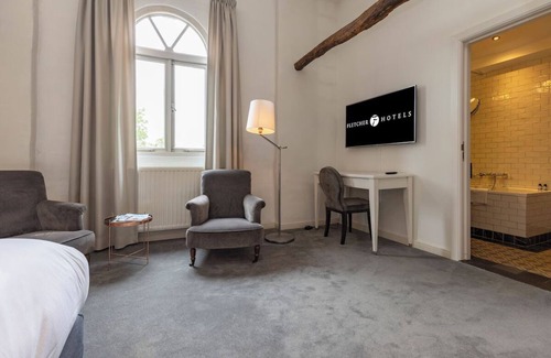 Baarlo Hotel | Historic Charm with Modern Comfort and Nearby Shopping! Free Parking, Dining!