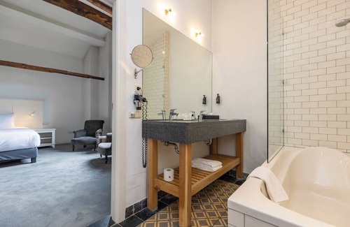 Baarlo Hotel | Historic Charm with Modern Comfort and Nearby Shopping! Free Parking, Dining!