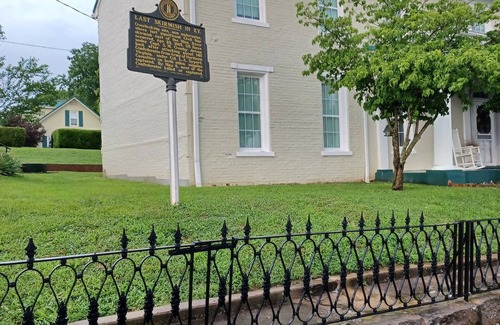 Eddyville House | Historic Cozy Cottage 5 to 10 Mins. from, Fishing, Golfing, Waterpark, Hunting