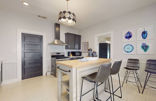 South Pensacola Cottage | Historic downtown cottage with high-speed WiFi and central AC - dogs okay
