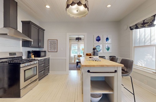South Pensacola Cottage | Historic downtown cottage with high-speed WiFi and central AC - dogs okay