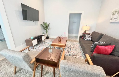 Near East Side House | Historic Downtown Oasis, Alamo dome, Riverwalk,