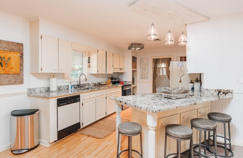 Hattiesburg Other | Historic FarmHouse with Goats & Glass Blowing