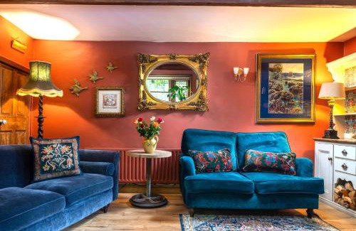 Honley House | Historic Hidden Gem-10mins walk to Holmfirth, Log Burner,Easy Parking