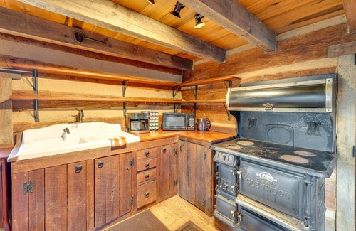 Jonesborough Cabin | Historic Jonesborough Cabin w/Fire Pit & Grill!
