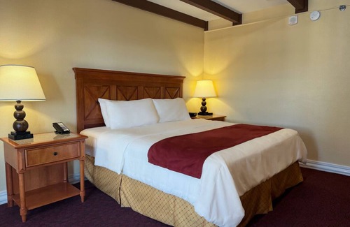 Western Division House | Historic Laredo Retreat w/Courtyard Pool, Onsite Dining & Border Views