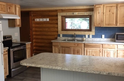 Tok House | Historic log home near the center of town. Close proximity to all services.