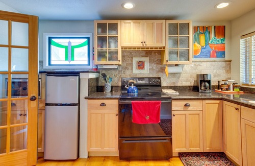 Mapleton Cottage | Historic Mapleton Cottage w/River Views & Hot Tub