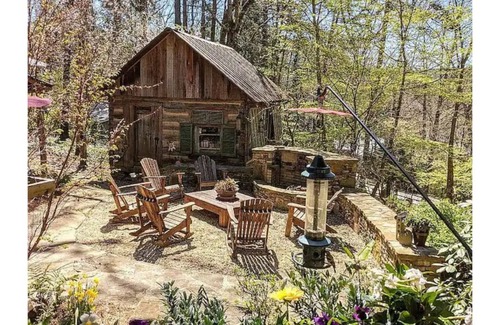 Lakemont Cabin | Historic Mountain Cabin in Beautiful Lake Rabun