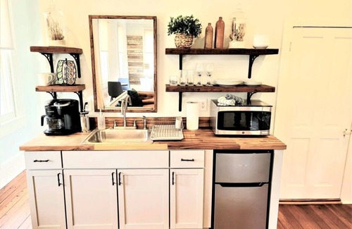 Old East Hill Apartment | Historic Pensacola Stay | Summer Ready Suite 3