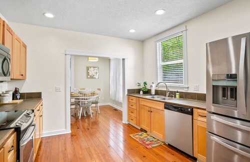 Silverton House | Historic Silverton Charmer - Cute, Near the Falls, Oregon Garden & Pet Friendly