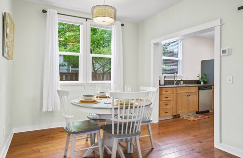Silverton House | Historic Silverton Charmer - Cute, Near the Falls, Oregon Garden & Pet Friendly