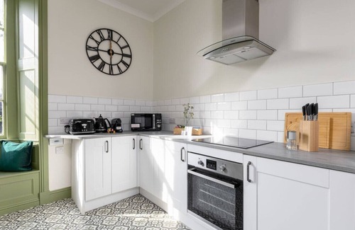 Tillicoultry House | Historic Trackside Retreat, Charming Getaway